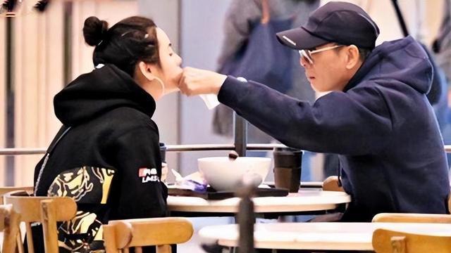 嘴对嘴接吻，当众强吻30岁女儿，没边界感的明星父母有多离谱？