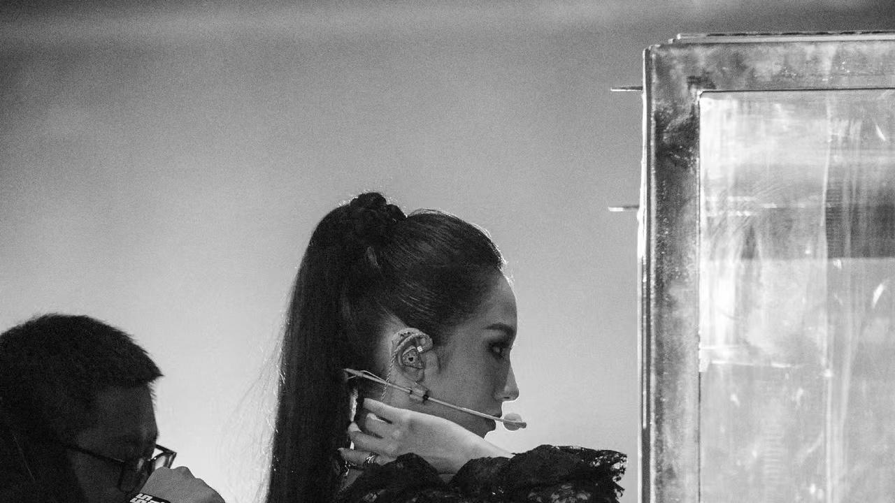 孟美岐10分钟舞台表演，像王者又美又飒，给嘲讽她的人予以反击。