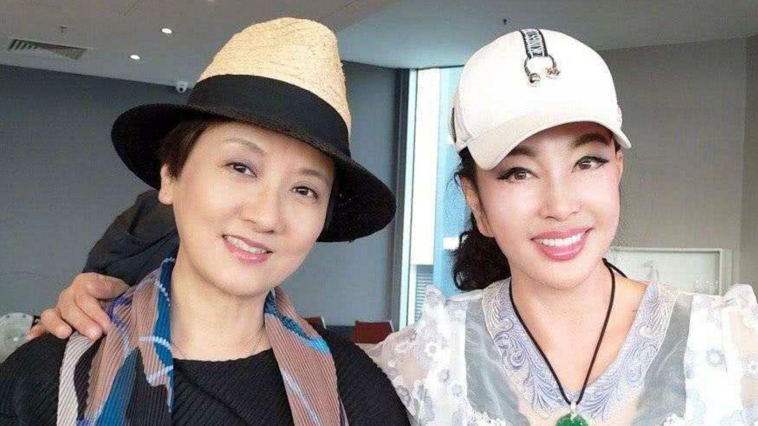 杨丽萍与邓婕：保养过度与自然老去的对比