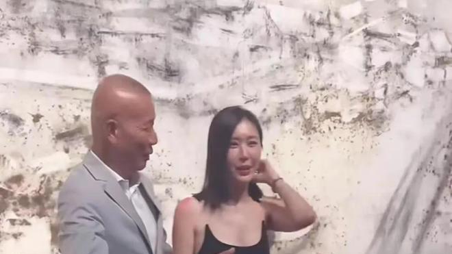 蔡国强搂住田朴珺，不见老公王石，引发热议！