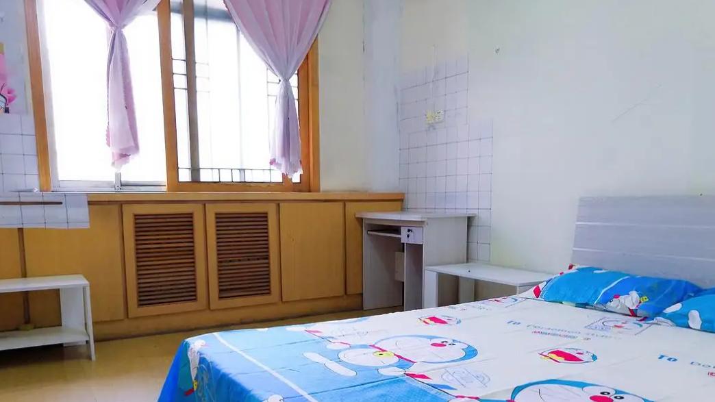 |装都懒得装了？女生招合租室友仅限男生，要求：对方出钱睡沙发