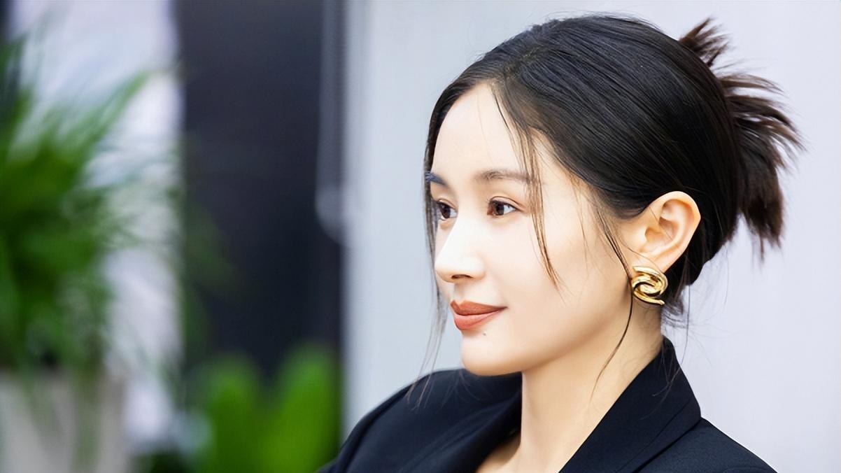 王子文|王子文懒理分手传闻，晒《三体》候场照，穿军大衣仍冻得鼻头发红