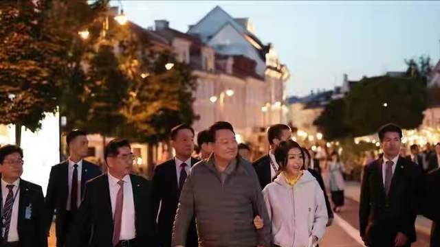 穿衣搭配 韩国第一夫人在立陶宛街头高调秀恩爱！打扮清纯笑容像初恋，超美