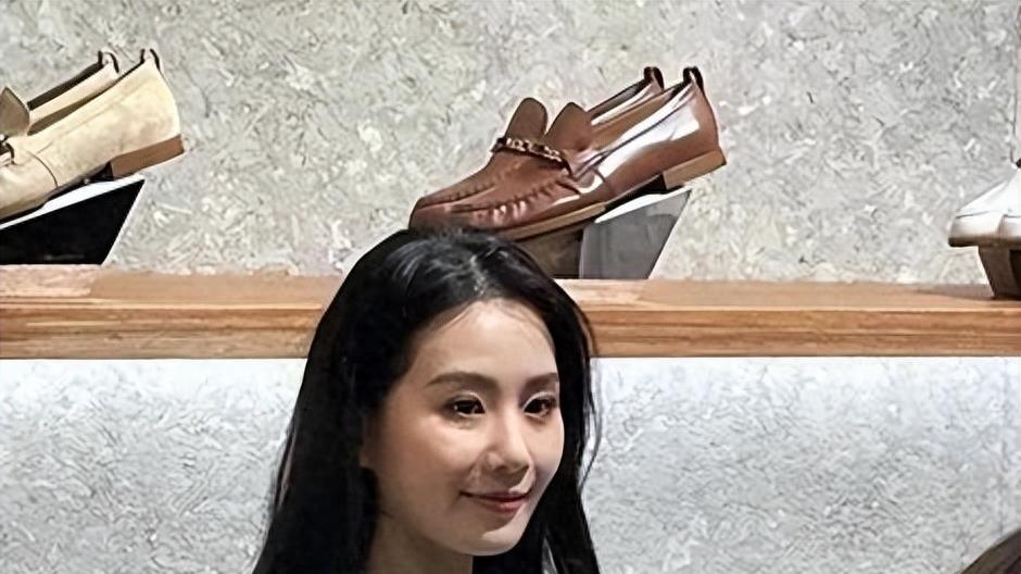 世上渣男千千万，最怕吴奇隆这一款，36岁的刘诗诗还是摘下了婚戒