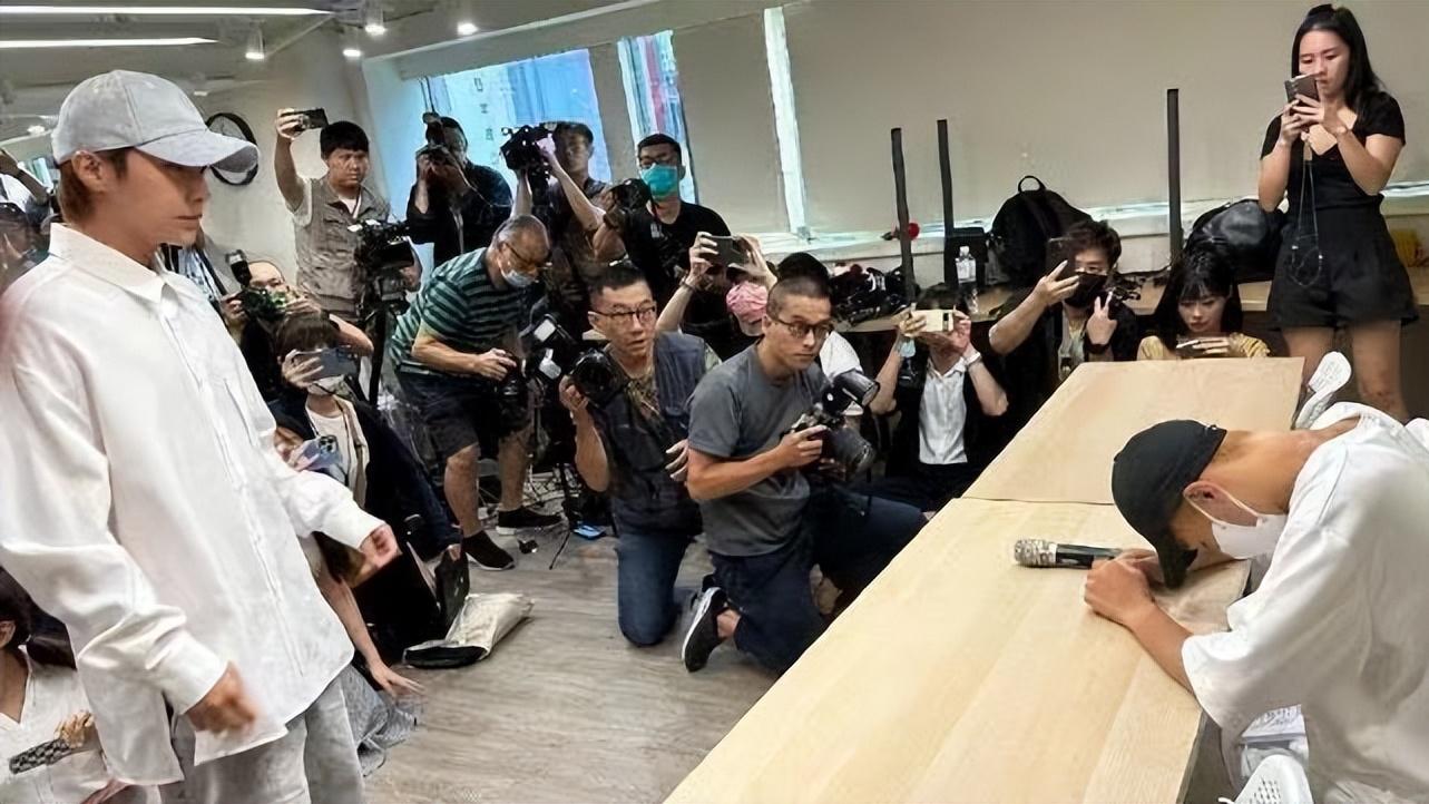 邱耀乐不接受道歉，两人聊天记录流出，当时真不知道被炎亚纶偷拍