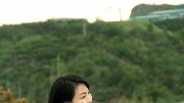 刘若英|刘若英首次带儿子出镜，穿白裙气质越发温婉，儿子留寸头皮肤黝黑