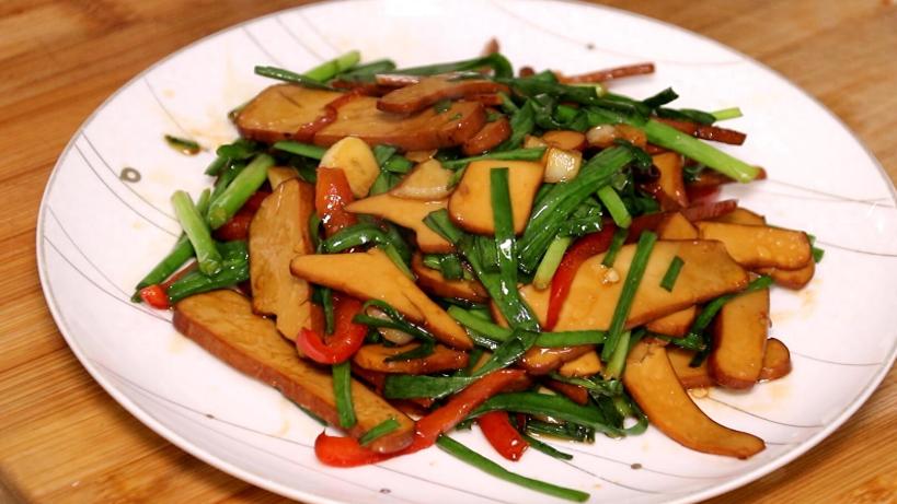 面条|翠意盎然：韭菜炒鸡蛋干，舌尖的香舞，入秋宜多吃才是