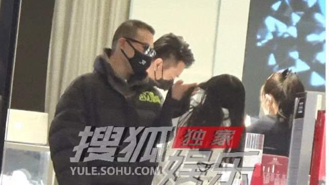 汪峰|汪峰罕带二女儿外出购物，颜值首曝光五官似妈，父女关系略显生疏