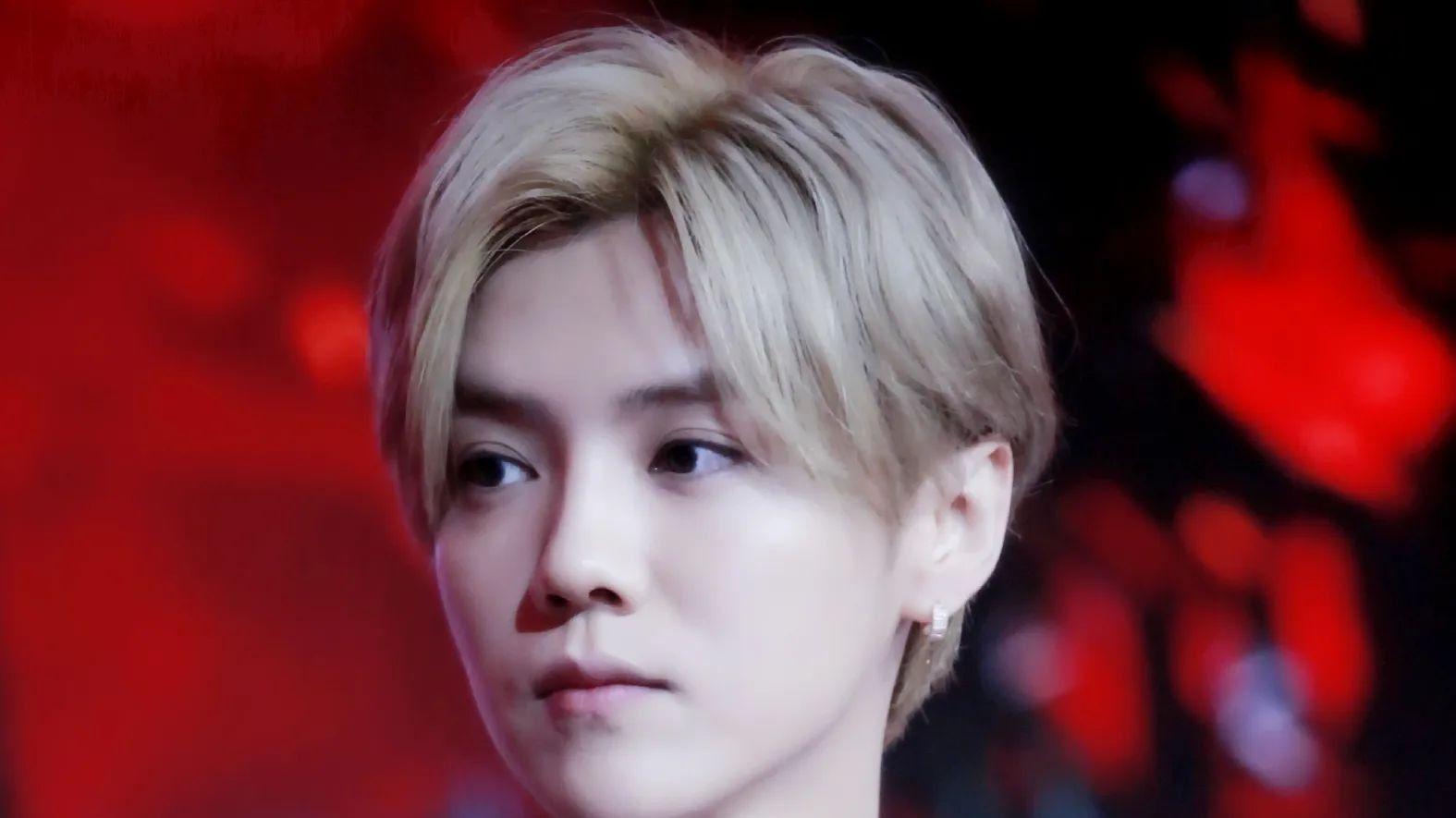 33岁鹿晗在球场被偶遇，染黄发质感差很毛糙，戴耳环，苹果肌下垂