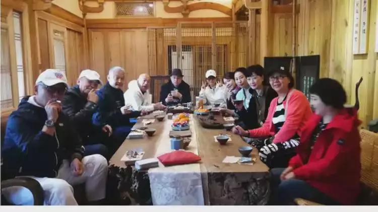 聚会|老戏骨私下聚会照曝光，多人抽烟惹争议，室内仍吞云吐雾动作熟练