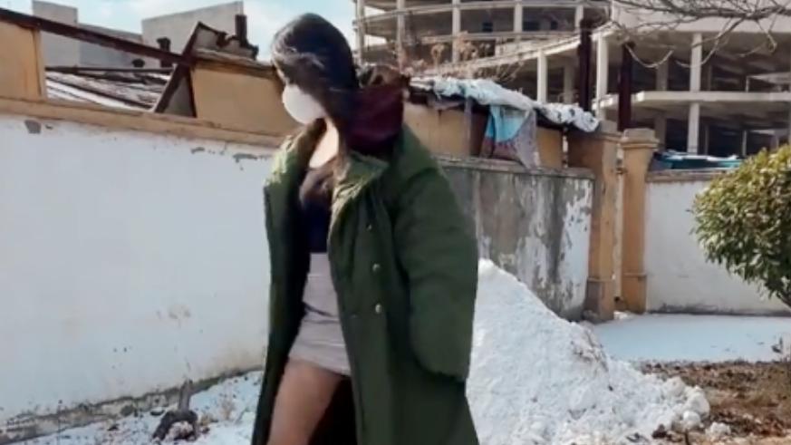 山东女孩和同事打雪仗，因身材姣好被特殊照顾：好看也不好使
