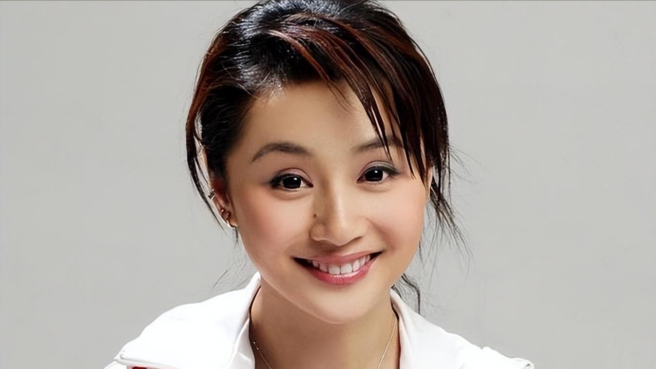 曹颖|“被遗忘的春晚主持人”曹颖，非科班出身，与董卿同框丝毫未输