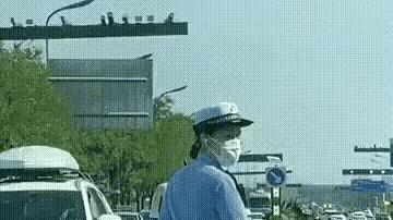 由教师被举报和女交警执勤事件，看社会对职业女性的误解与偏见！