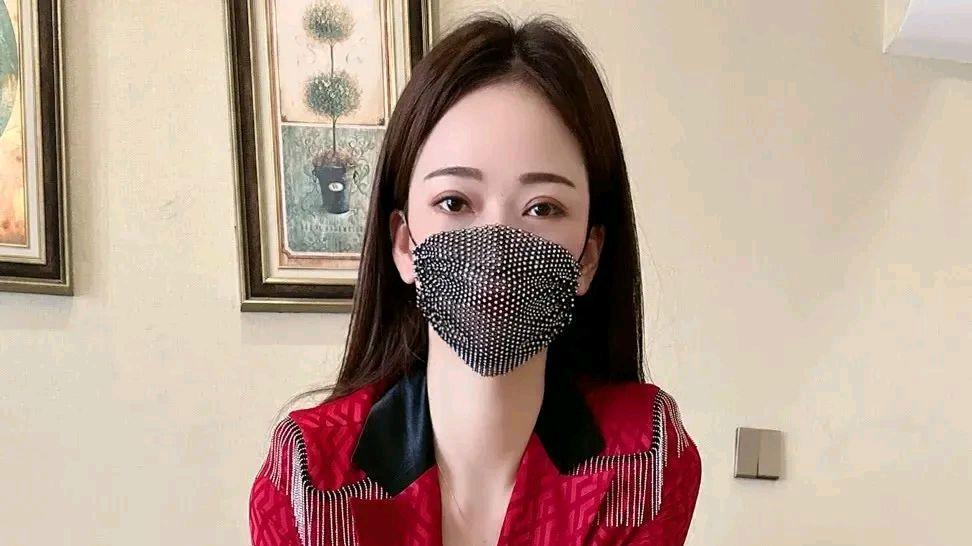 穿上红色职业套装，让冷艳与炽热共舞