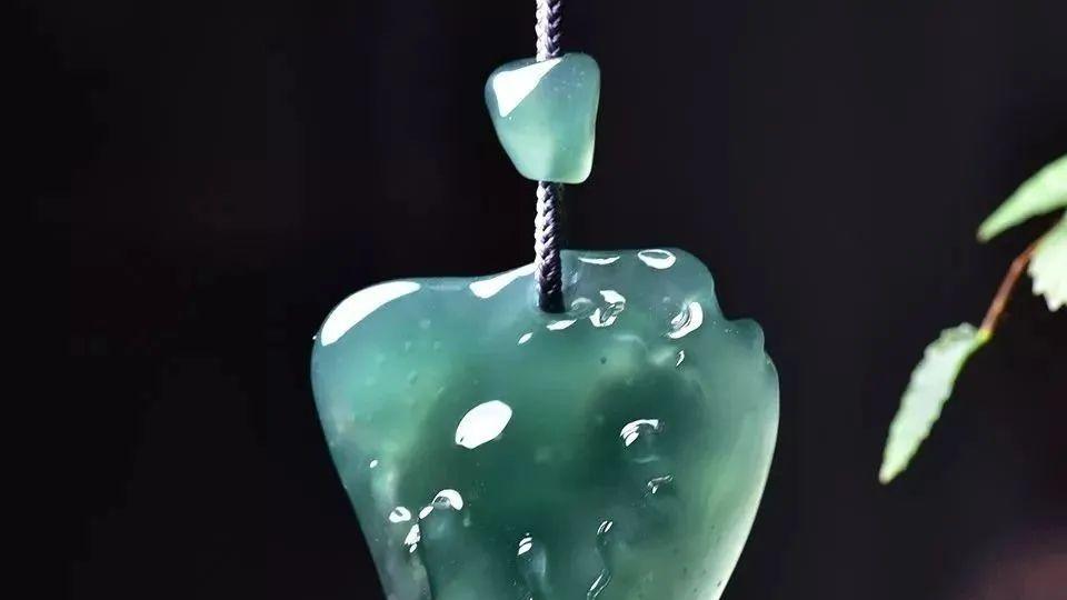 |小小的翡翠边角料，用独一无二的雕刻工艺，展现超美的作品！