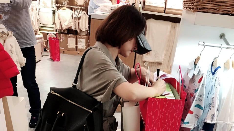 董卿|董卿穿布鞋在街边摆拍！五五身材跟普通家庭妇女无异，特别接地气！