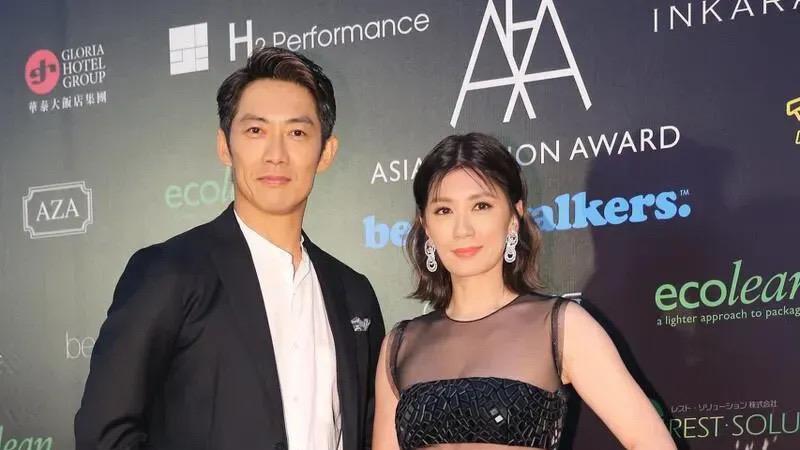 贾静雯|贾静雯挺会扮嫩，穿“清凉裙”甜美又吸睛，与小9岁老公好般配