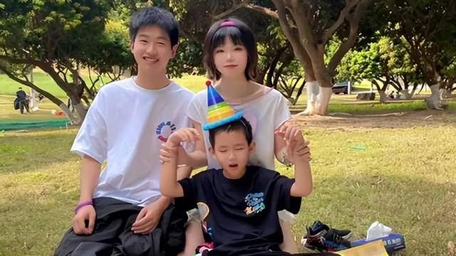 孙卓|幸福感满满！孙卓回老家四丫头晒卓卓打牌画面，辉辉小眼神太抢镜