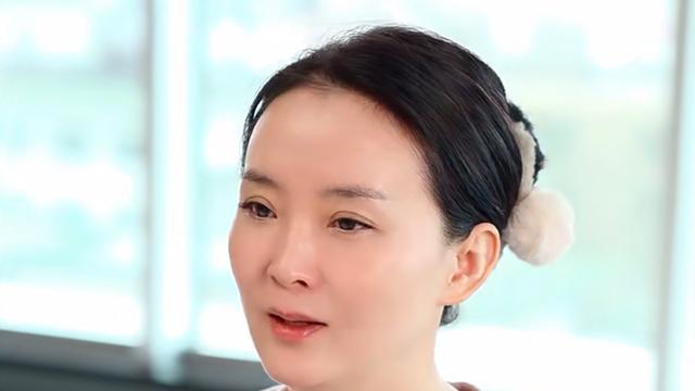 护肤 49岁王艳分享护肤视频，穿紫色卫衣既清新又减龄，恍若年轻十岁