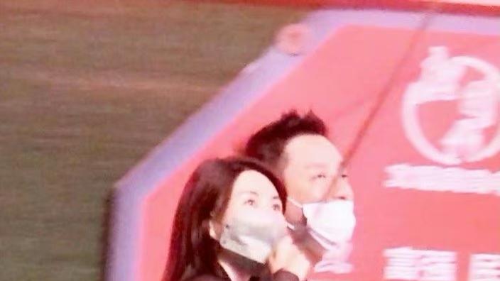 汪小菲|汪小菲疑似新恋情曝光，与女生街头牵手散步，女方漂亮不输大S