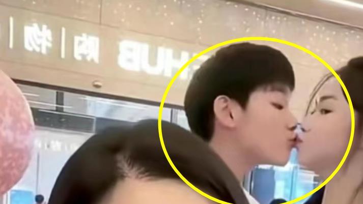 又一位百万网红翻车！儿子女儿亲吻举止暧昧，更多槽点被扒！