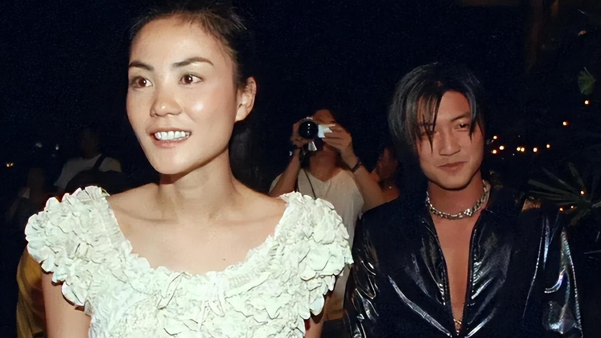 王菲|菲锋恋好甜！复合十年低调生活，晒照一起敷面膜，眼神饱含爱意