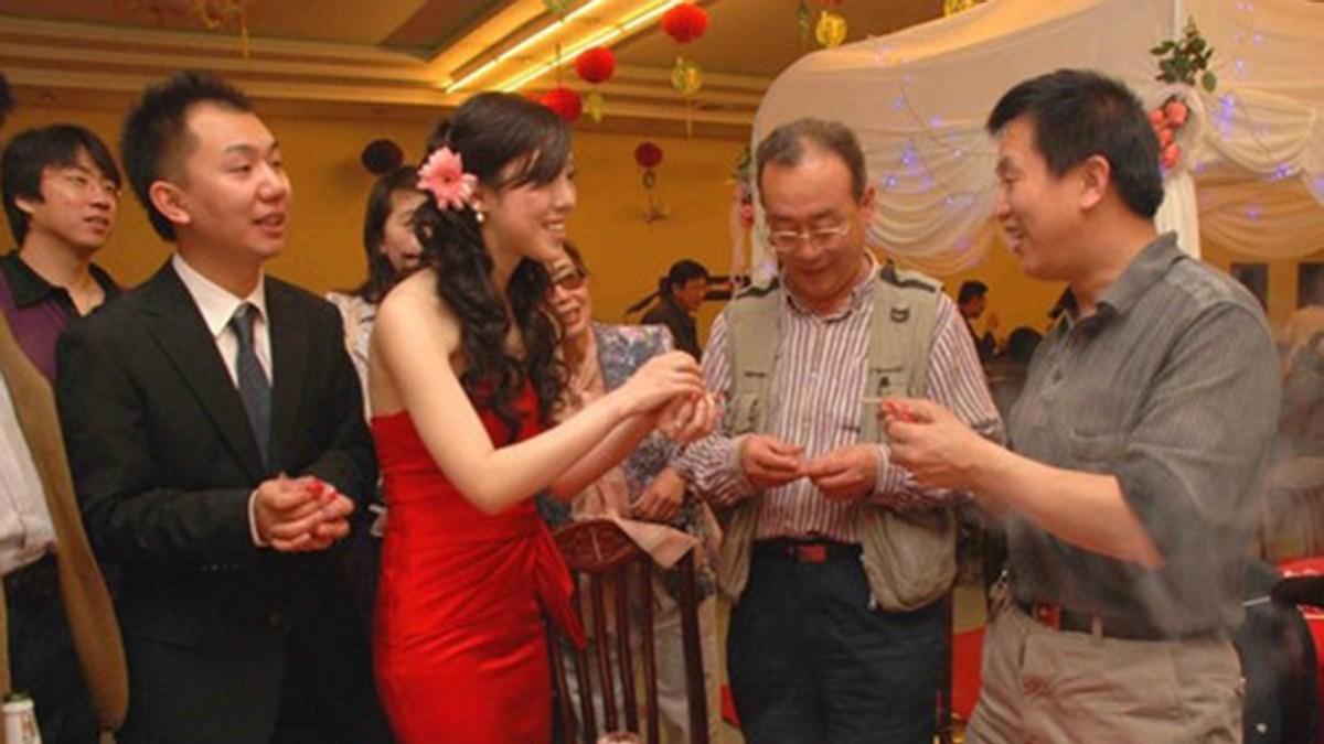 河北一男子二婚，前妻不请自来，还在婚礼上连开20瓶茅台，解气