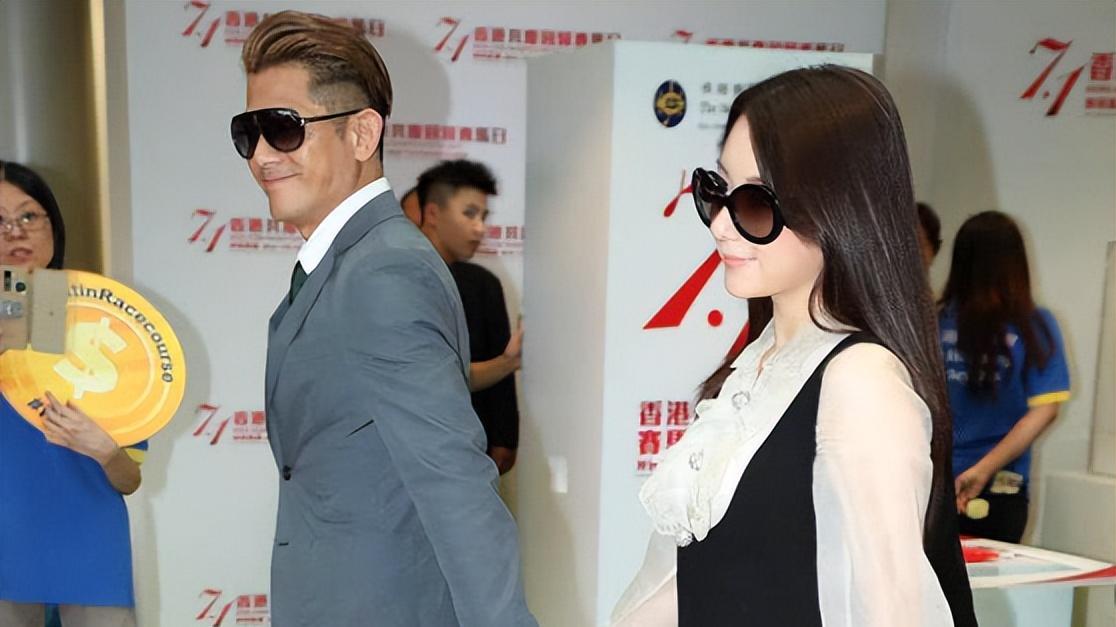 58岁郭富城赛马夺冠赢104W，方媛显局促岳父笑开花，网友：很旺夫