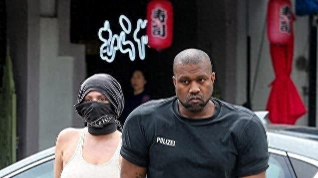 坎爷把袜子当鞋逛街，小18岁新妻只穿裤袜撑到透明，没卡戴珊那么紧致