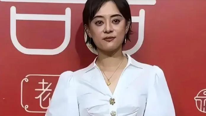 40岁孙俪近照曝光，冬天露腿一脸凶相，过度爱好养生惹争议