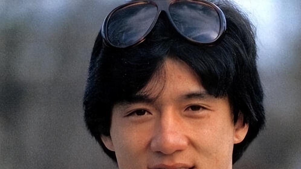 米雪|成龙苦追八年，67岁沦落酒楼卖唱？