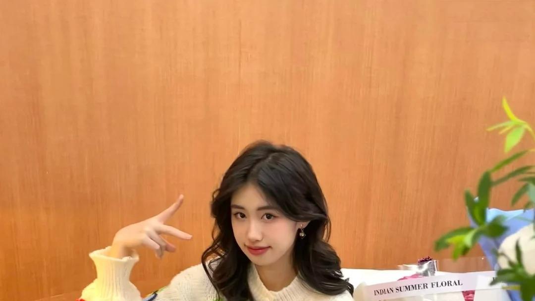 冯小刚徐帆为17岁女儿画展剪彩，善款全部捐献，小姑娘像极了爸爸