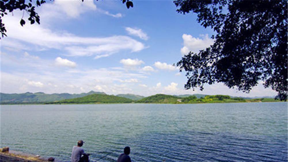 夏天野钓，跟着钓鱼谚语找鱼窝，选对钓位连竿上鱼