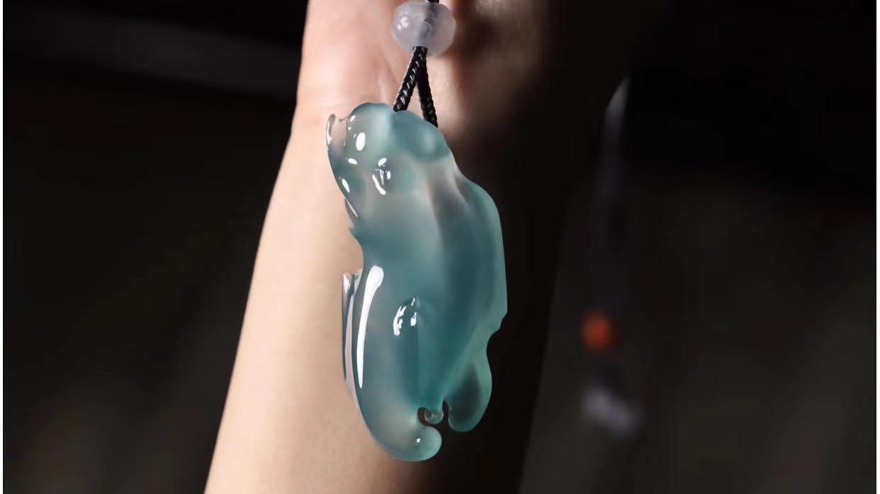 翡翠的“种”是指翡翠的结构粗细和透明程度。我们评估翡翠好坏，种好带色且水头越足的翡