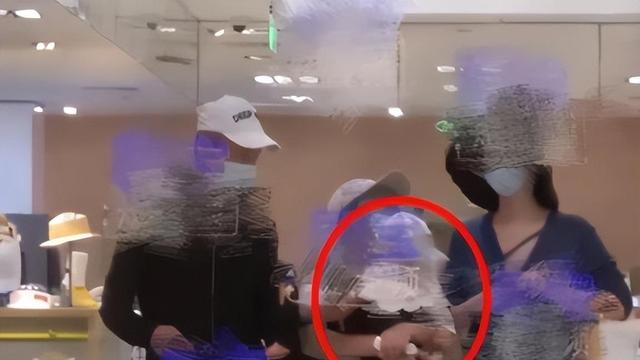 田朴珺|田朴珺罕见晒夫妻合影，从后环抱老公王石，自曝收到红烧肉鲜花