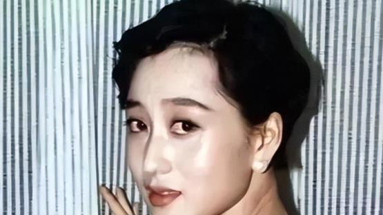 李连杰晒妻子近照，61岁利智衰老似奶奶，62岁黄秋燕仍然美艳动人