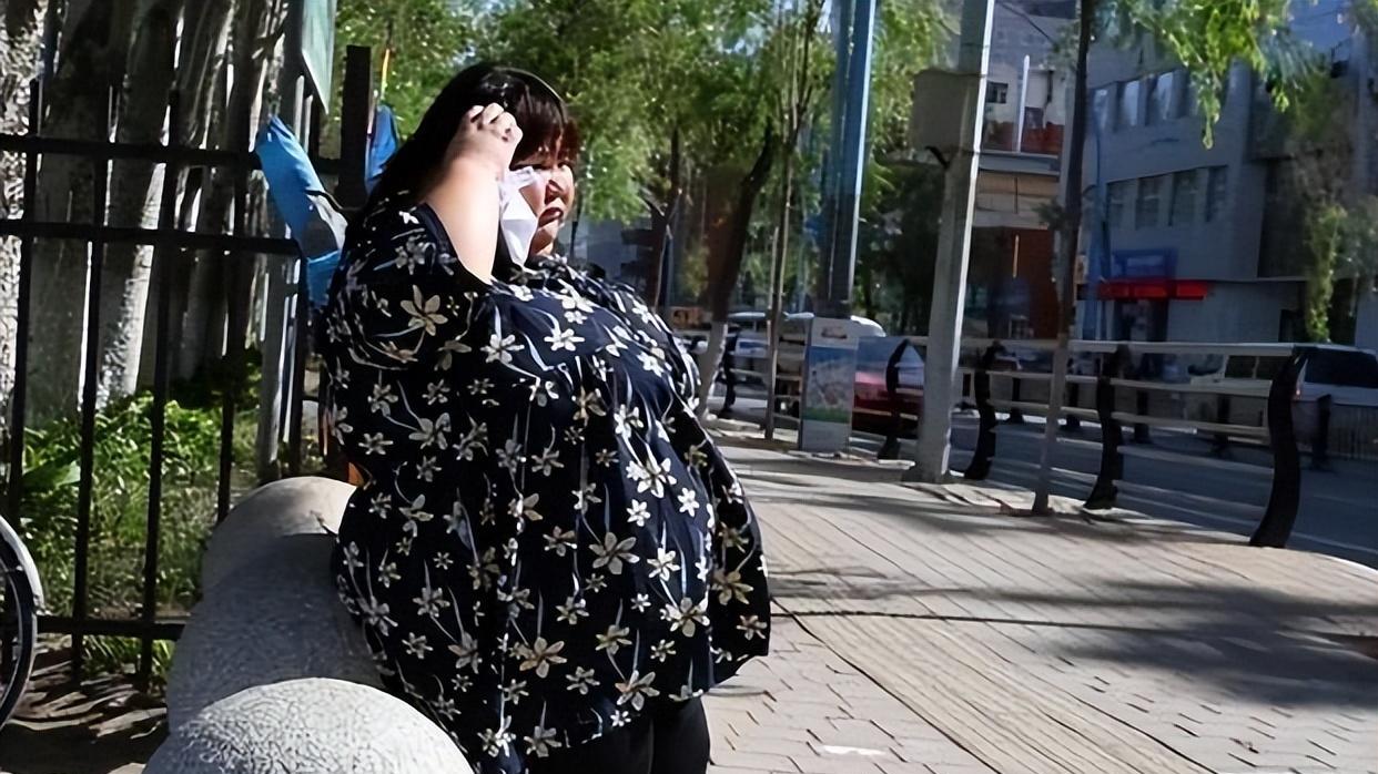 曾经的校花被丈夫喂到330斤，丈夫之所以这样做是怕她被别人抢走