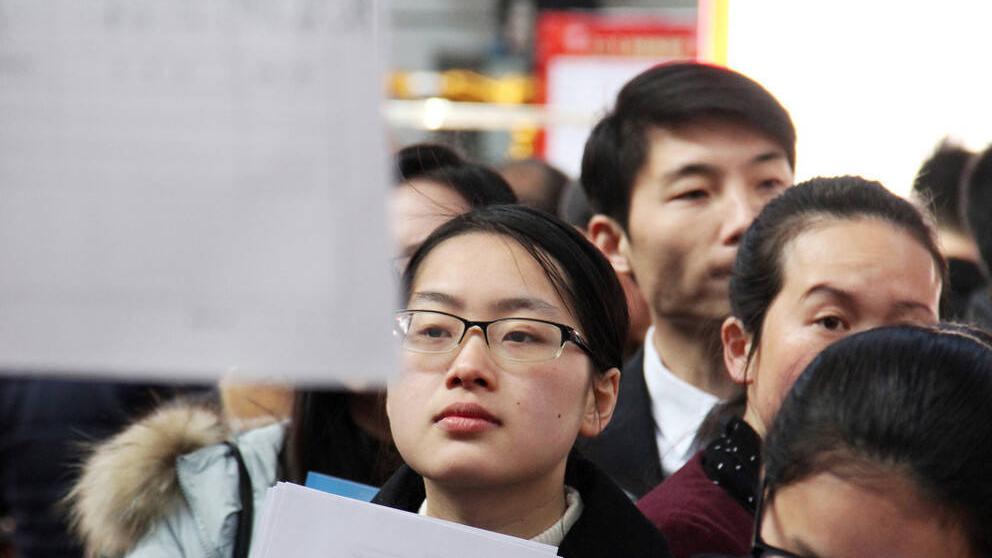 事业单位|毕业后找工作难，大学生表示“低质量就业不如啃老”，网友：无语