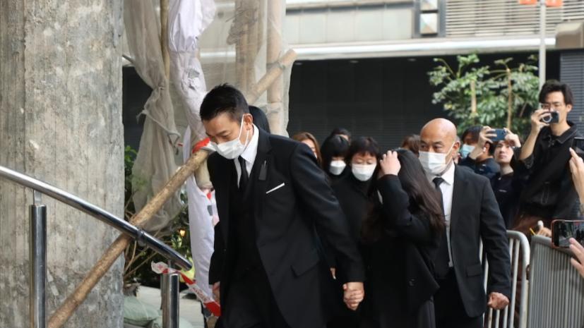 刘德华一家三口现身父亲灵堂，神情凝重难掩悲伤，众星送花圈悼念