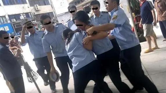 西安两名女性执法者当街互撕，网友：没有对手，拿自己人练练手？