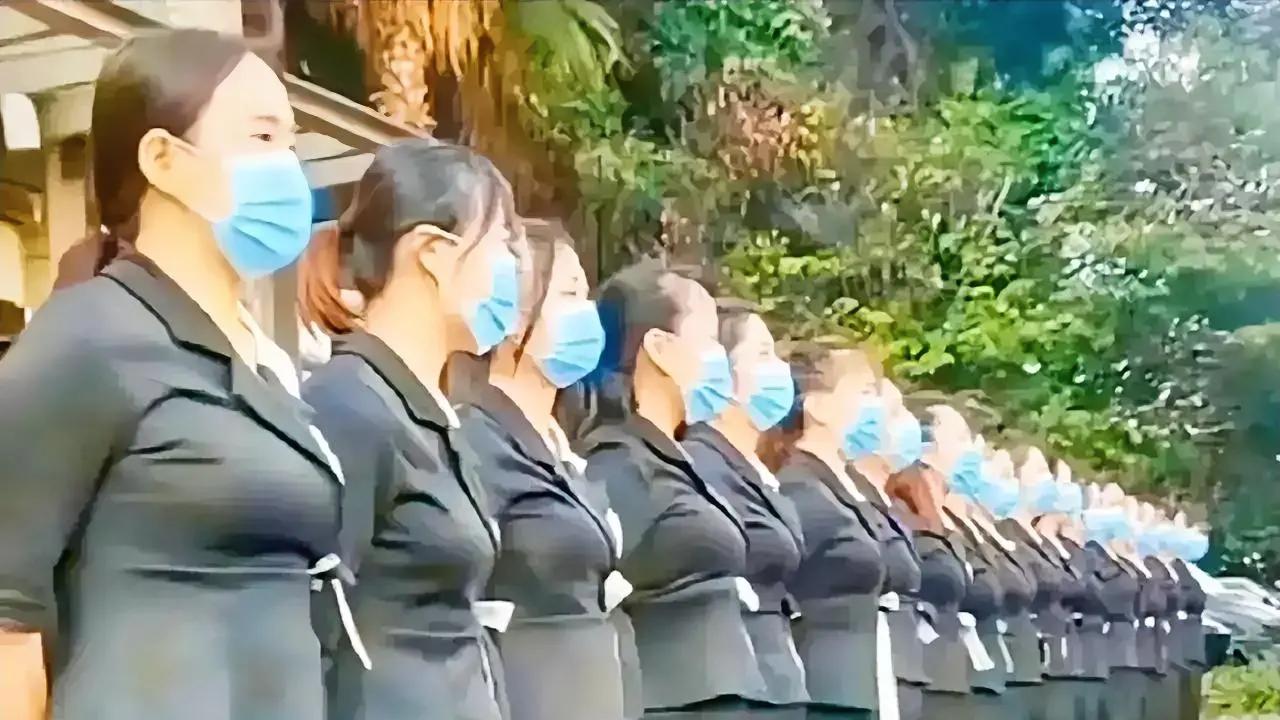 美女员工上班B检照曝光：统一风貌如同雕塑，引发关于招聘与个性的思考热议