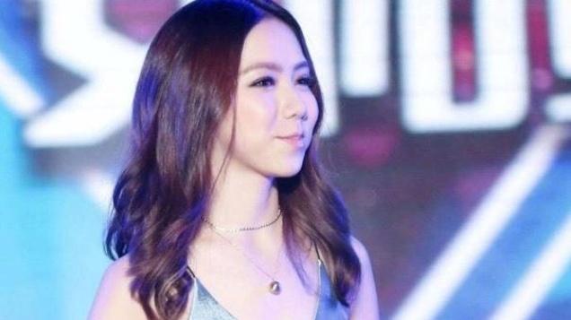 邓紫棋完全无视传统束缚，黑色丝袜搭配银色吊带魅力十足！