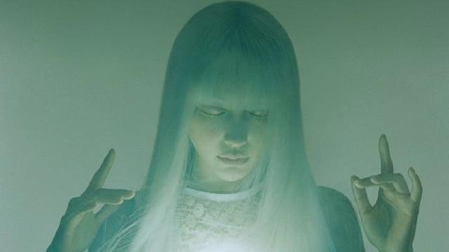 杨颖为杂志拍摄大片，风格大变像一个女鬼