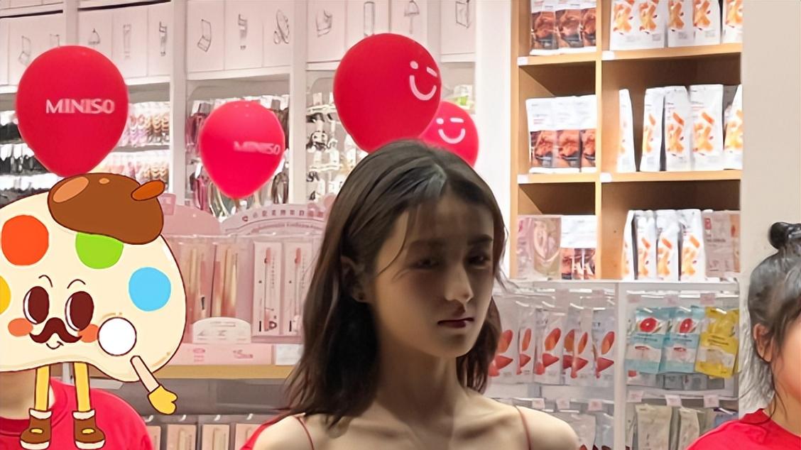 张子枫|张子枫近照瘦成纸片人，排骨胸超抢镜，网友直呼看着不健康