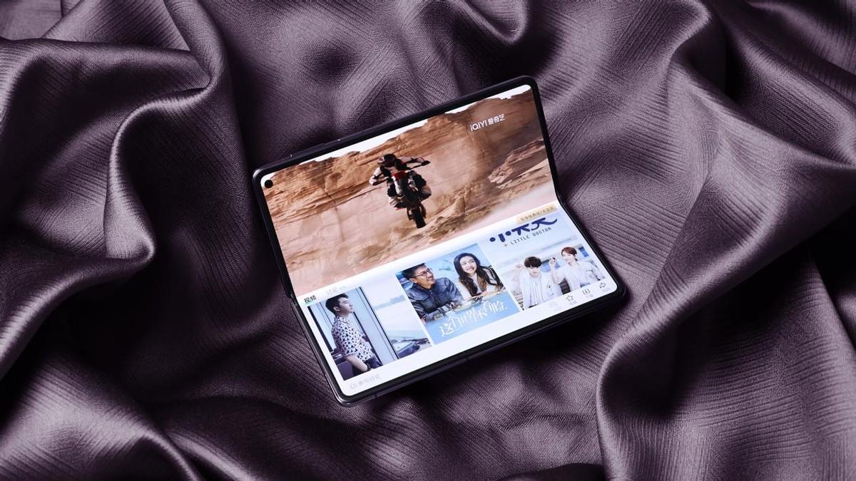 爆燃，Mate X5与谢霆锋，万茜之间的碰撞，“华为影业”再度营业