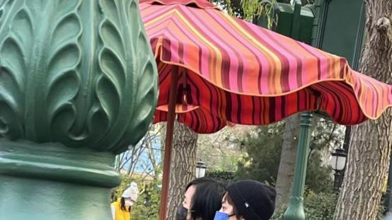 孙俪|孙俪外出遛娃，脸白眼凸显憔悴，花33万买游乐场会员，只为不排队