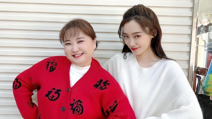 贾玲“整容式”近照曝光，暴瘦50斤，背后的付出令人心疼