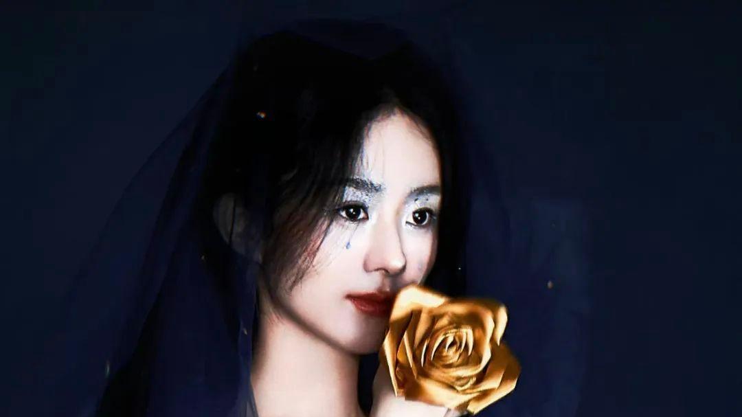 赵丽颖新造型出炉，妆容脏、发丝乱、面部凹陷，引发翻车争议！