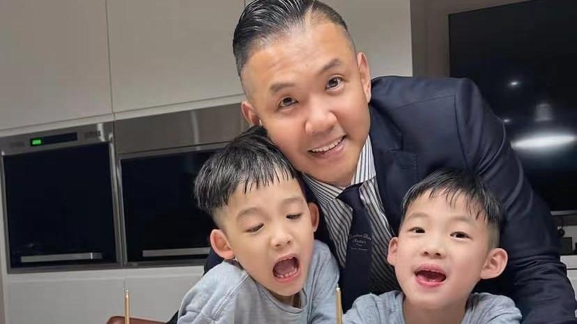 陈建州|黑人陈建州为8岁双胞胎儿子庆生，范玮琪未出镜，疑仍未走出丧父的伤痛！