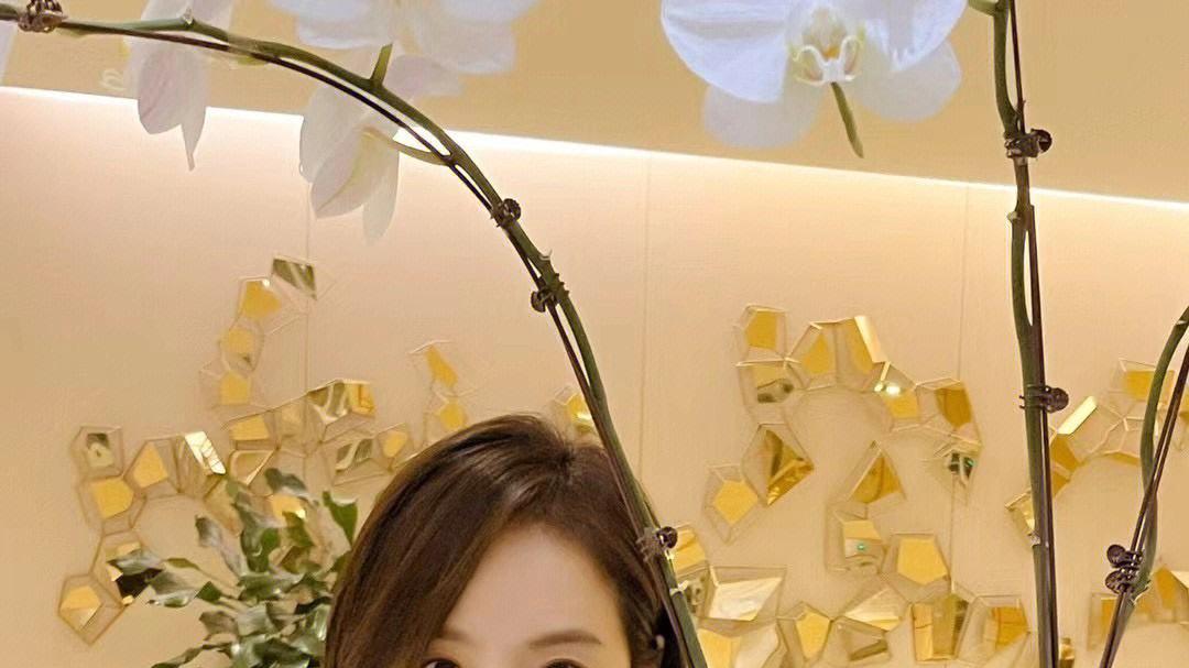 宋茜|宋茜与邱淑贞女儿沈月同框，黑色深V上衣太敢穿，酷辣风稳赢名媛